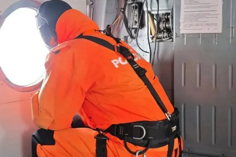 В Охотском море продолжают искать пропавшего рыбака